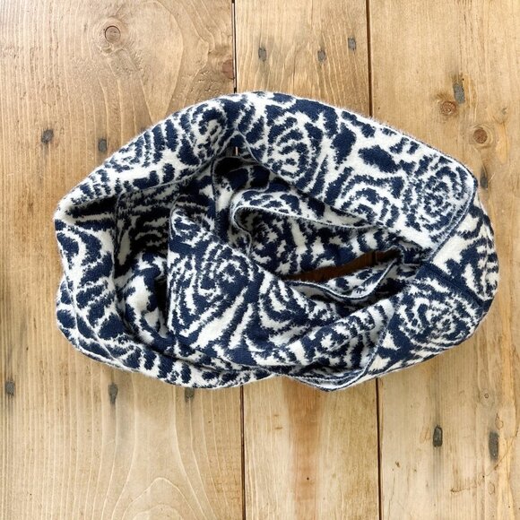 Karl Lagerfeld Paris Infinity Scarf Navy Blue Roses White NEW - Picture 4 of 7